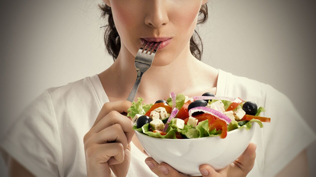 Salata od povrća u prehrani djevojke koja mršavi