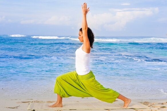 Ratnička asana u jogi za učinkovito istezanje mišića ramena i trbuha